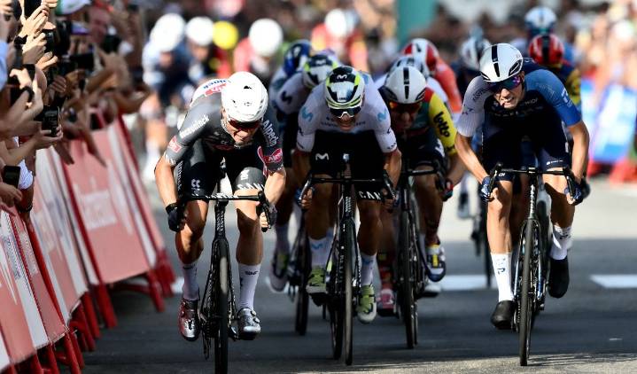 Vuelta a España: pelea de españoles en etapa 12 y triunfo para el UAE