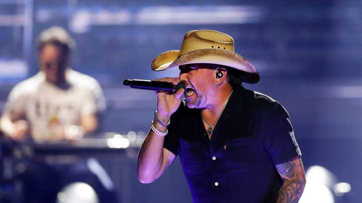 Jason Aldean throws 'one helluva party' at Resch on Full Throttle Tour