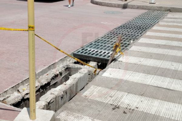 Hueco en rejilla de alcantarillado genera peligro en el Centro Histórico de Santa Marta