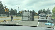 Volcadura de camioneta en la autopista México–Cuernavaca; colapsa la circulación