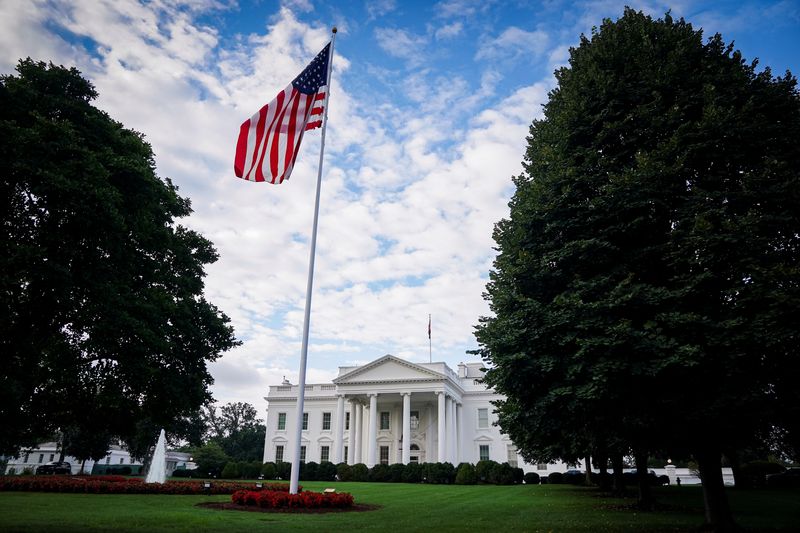 White House seeks to keep funding on autopilot through January 31 to avoid shutdown