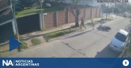 “Te vamos a matar”: un repartidor de chipa se defendió a las piñas de dos motochorros y evitó un robo