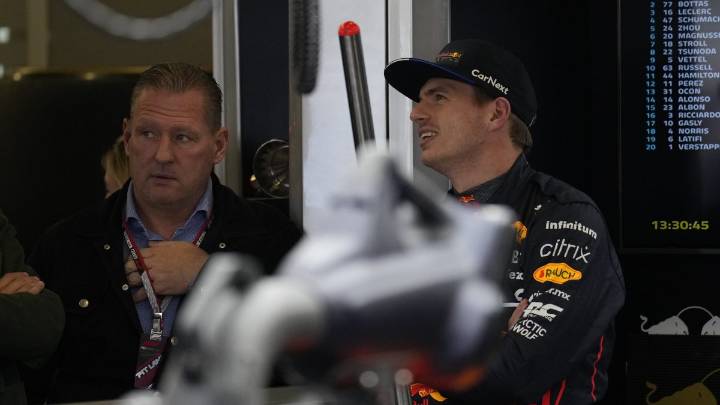 Papá de Max Verstappen llamó “cobarde” al padre de Checo Pérez