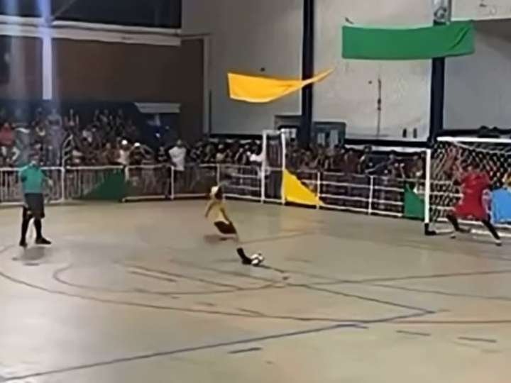 Atajó un penal y cayó muerto: la tragedia en un partido de futsal que conmueve a Brasil