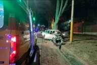 En Mendoza, una pick up chocó con un colectivo, impactó contra un árbol y sus ocupantes salieron despedidos