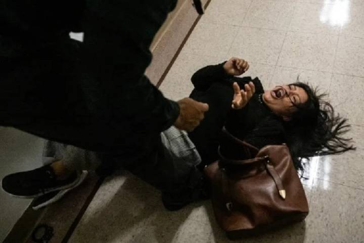 Agente tira al suelo a la esposa de un ecuatoriano detenido que suplicaba por él en un centro de ICE en Nueva York