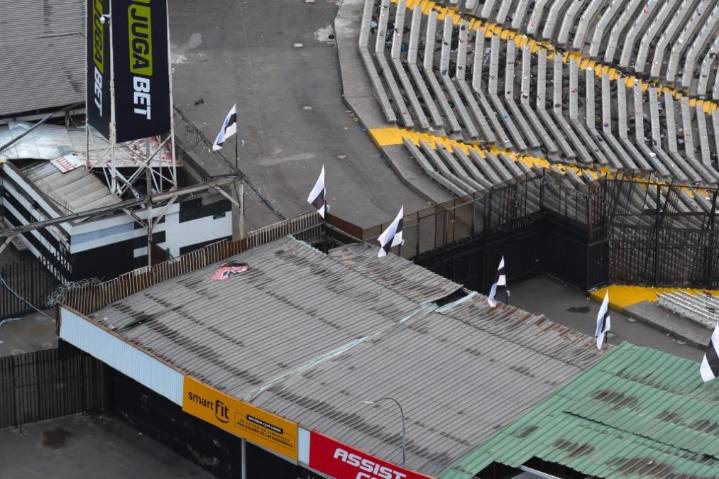Hincha de Colo Colo muere tras caer del techo del Monumental en superclásico ante U de Chile