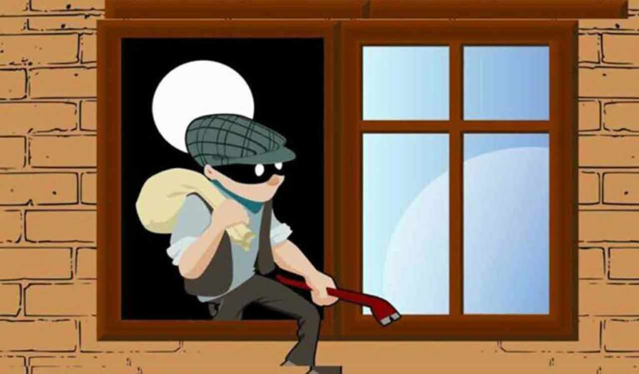 Watch: Chaddi gang strikes in Mancherial, two burglaries reported