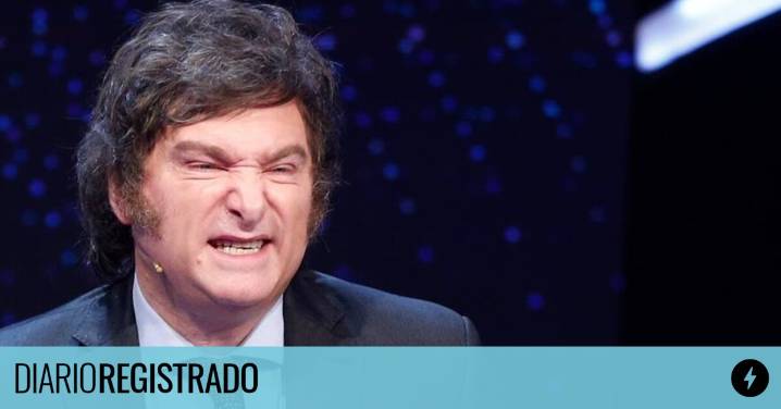 El insólito posteo de Milei tras la derrota: vestido como caballero inglés y peleando contra ¡monstruos argentinos!