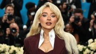 Sabrina Carpenter recupera el vestido vintage que vistió Cher en 1975