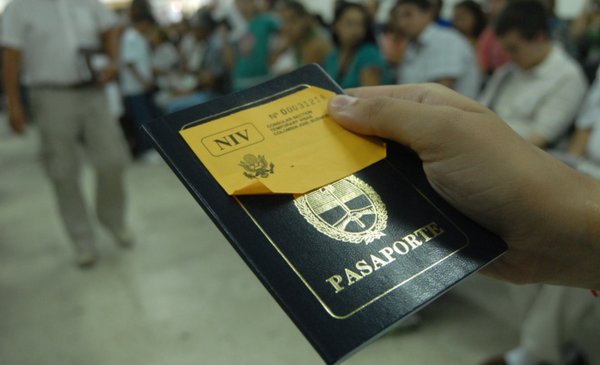 Piden devolver una serie de pasaportes por una falla invisible en la tinta