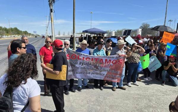 Protesta grupo contra el alcalde Pérez Cuéllar
