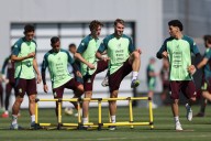 El Tricolor entrena sin el 'Chino' Huerta; es baja por una lesión