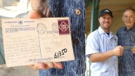 Envió una postal en 1953 y la recibió de vuelta a los 88 años: el increíble viaje de un mensaje perdido en el tiempo