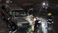 Camioneta cae al río Silao en Irapuato; mujer y niño son rescatados
