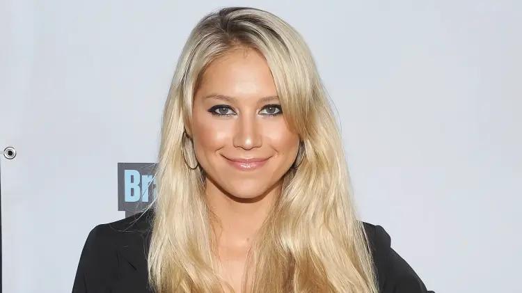 Anna Kournikova luce radiante en su cuarto embarazo durante salida en Miami