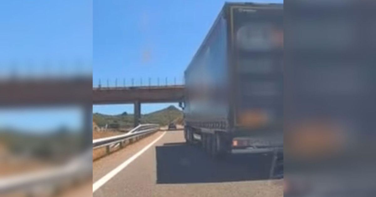 Vídeo | Un impacto entre un coche y un camión en Ourense desata el debate en redes: "Hay iluminados que deberían volver a la autoescuela"