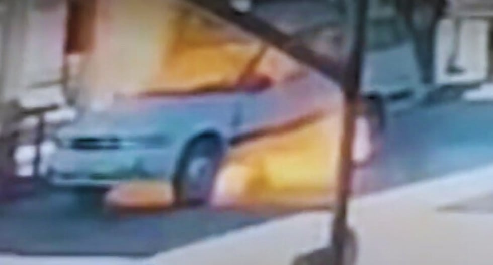 Ica: Auto explota cuando llenaban GLP en grifo y copiloto muere por las quemaduras Copiloto se quedó sentado en el carro cuando llenaban GLP, en La Tinguiña, en Ica