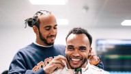 El hermano de Lewis Hamilton se accidentó en Silverstone y su auto se prendió fuego