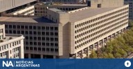 El exdirector del FBI James Comey fue acusado por la divulgación de información confidencial