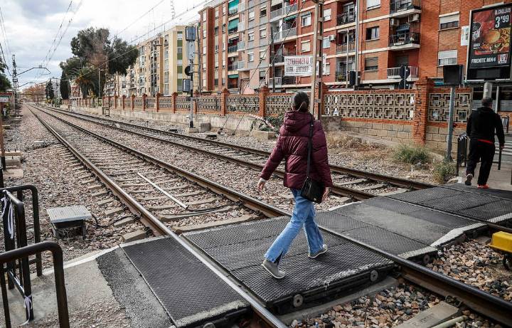 Herida una mujer de 27 años golpeada y arrollada por un tren en un paso a nivel de Polanco
