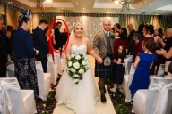 "Entraba y salía como un asesino". Resuelven el misterio del intruso que se coló en una boda y mantuvo desconcertados a los novios durante cuatro años