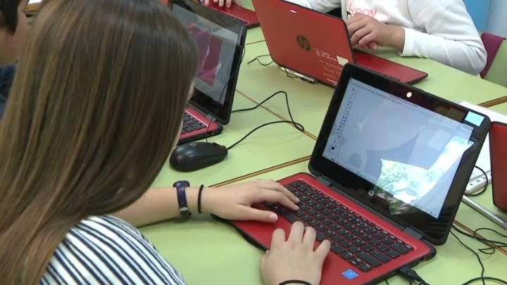 Os alumnos galegos só poderán usar dispositivos dixitais de xeito individual desde 5º de Primaria