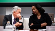 Trump renews push to fire Cook before Fed meeting