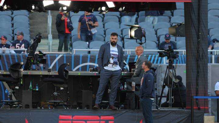 Jason Kelce reps Chicago’s Old Fashioned Donuts during NFL game