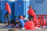 16 detenidos por el cayuco en el que murieron decenas de personas al sur de Canarias