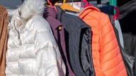 Ayuda a los pequeños de la sierra, dona chamarras en “Juntos sin frío”