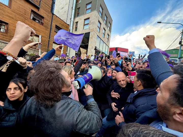 Milei, otra vez, culpa a la oposición por la caída de su imagen: "Quieren instalar que la gente me odia"
