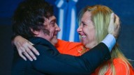 Milei busca frenar difusión de audios que involucran a su hermana; ordenan allanamientos a periodistas