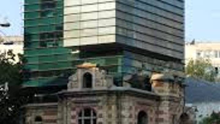Un joven francés asciende con las manos desnudas el rascacielos más alto de Polonia: escaló 53 plantas