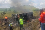 Nueve personas mueren calcinadas y al menos 20 heridas al incendiarse autobús en Bolívar