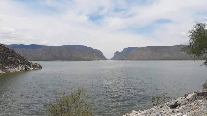 Realizan desfogue controlado en la presa Fernando Hiriart de Zimapán