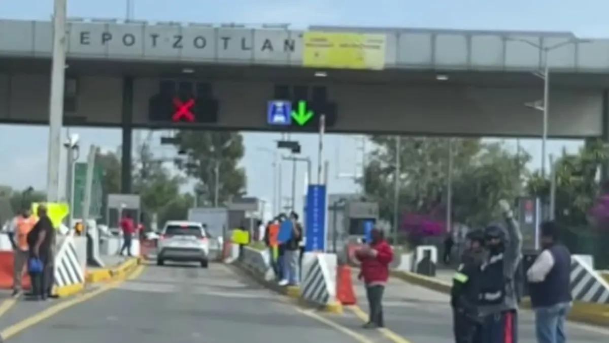 Mototaxistas toman la caseta de Tepotzotlán y liberan el paso en la México