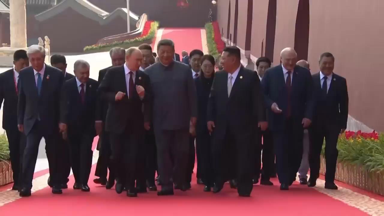 Analyst discusses Xi, Putin, Kim standing shoulder to shoulder for huge military parade in Beijing