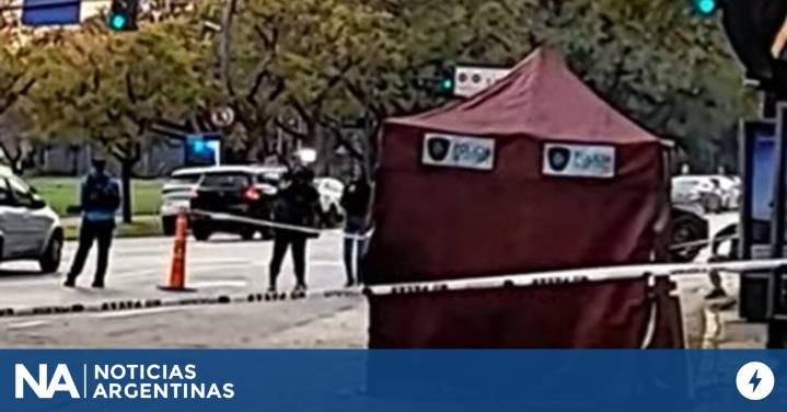 Un motociclista murió tras chocar contra una parada de colectivos en Recoleta