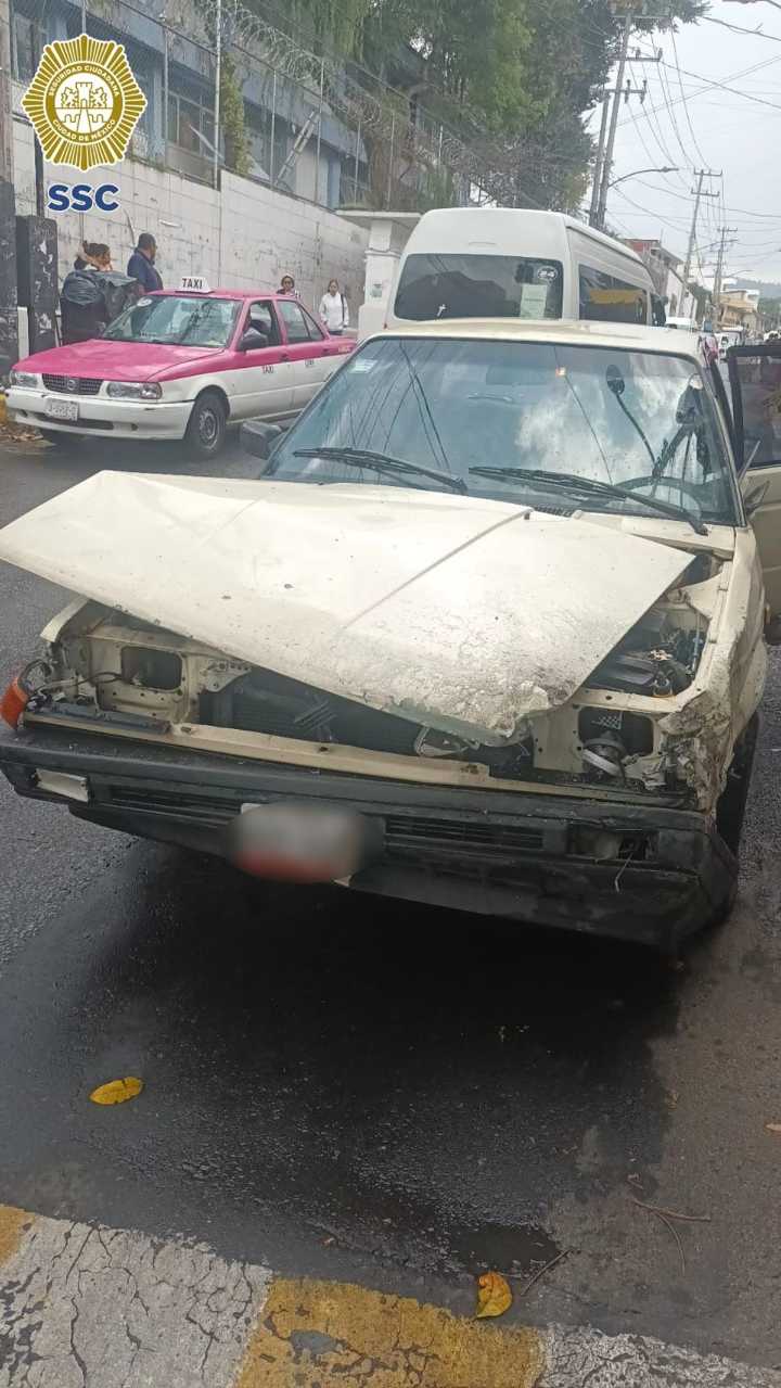 Riña entre chofer y civiles provoca choque de camión en Cuajimalpa