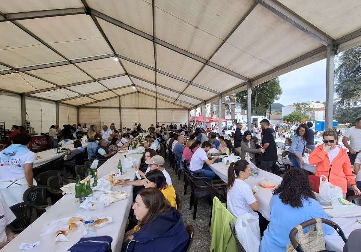 Villaviciosa cocina una nueva tradición: éxito de la comida vecinal en la calle