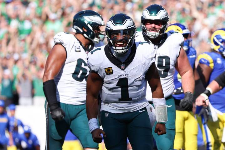 Deadspin | NFL roundup: Eagles return blocked FG for TD in wild finish to win over Rams