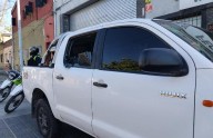 Violento asalto en Villa Luján: estallaron el vidrio de camioneta, robaron, escaparon y chocaron