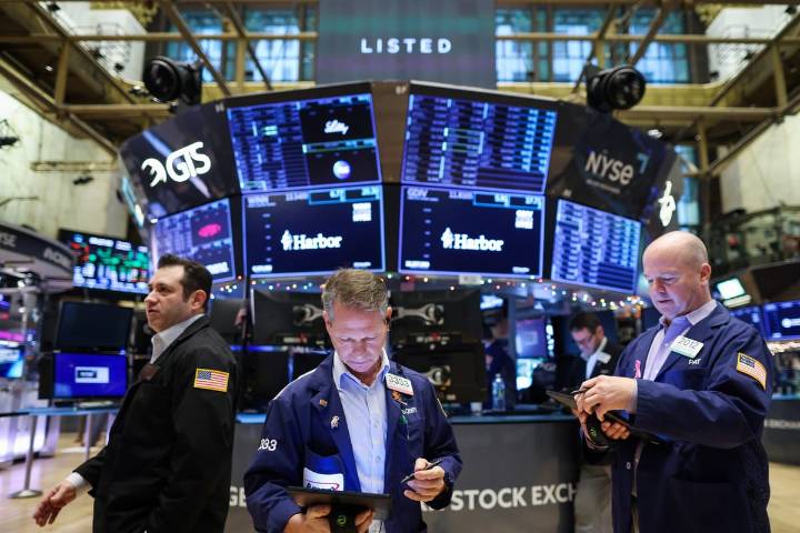 Dow Jones en alza 299 puntos mientras el mercado de Wall Street reacciona a los nuevos aranceles de Trump y un informe de inflación