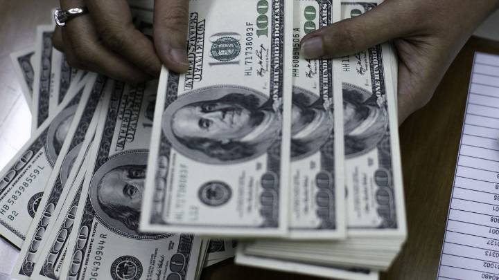El dólar retrocedió $85, bajó el riesgo país y subieron las acciones La moneda estadounidense cerró a $1.430 en el Banco Nación. Y en el segmento mayorista, se alejó del techo de la banda de flotación