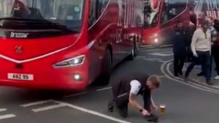 La mofa de un aficionado del Crystal Palace al autobús del Liverpool