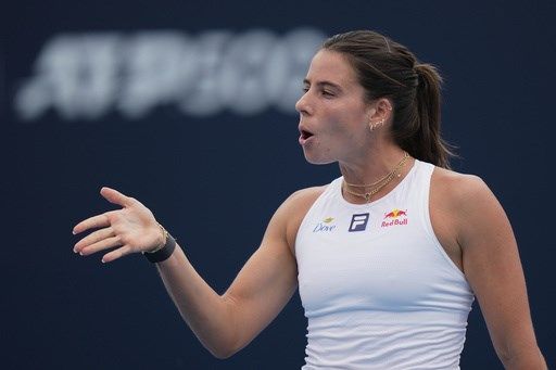 Top-seeded Iga Swiatek advances to to the third round at the China Open