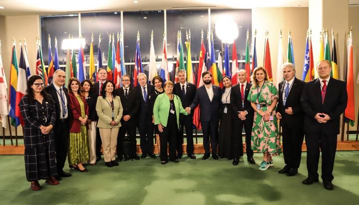 A excepción de Rojo Edwards, comitiva de senadores que viajó a Asamblea de la ONU respalda candidatura de Michelle Bachelet