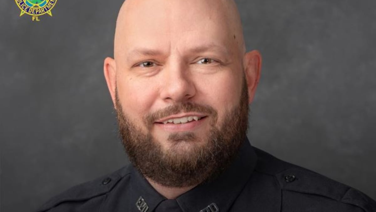 Off-duty Florida officer shot to death by Circle K clerk who fired 24 times, deputies say