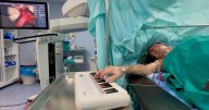 Primera cirugía cerebral con el paciente despierto (y tocando el piano) en un hospital privado de Córdoba